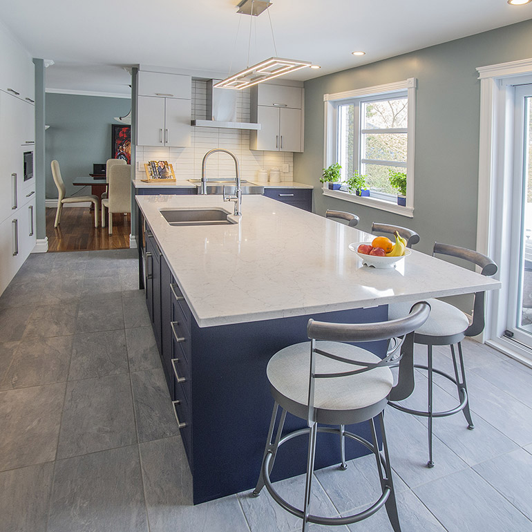 Cuisines Beauregard |Contemporary navy blue and pale grey kitchen with quartz countertop